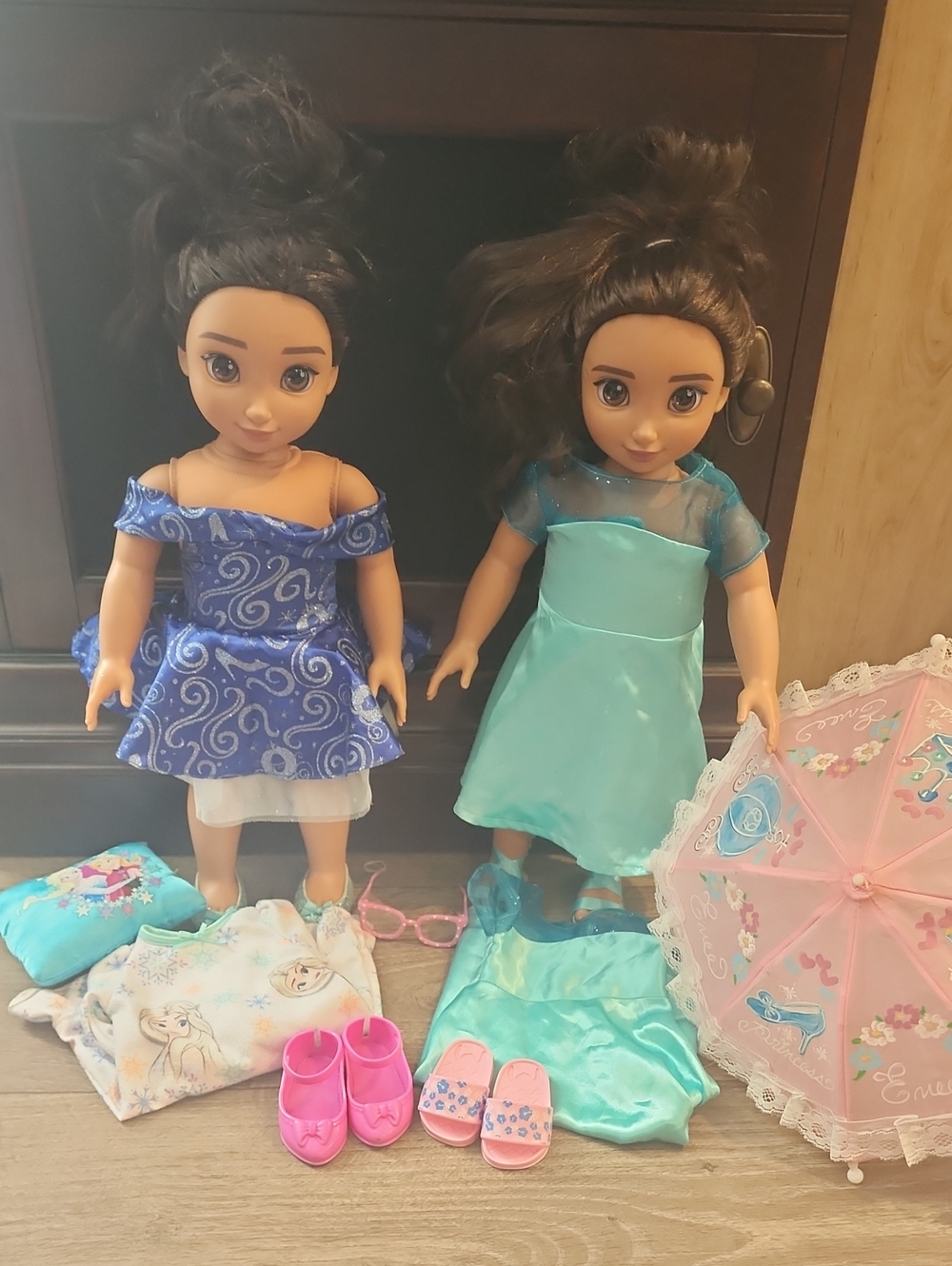 2 dinesy doll and accoreries